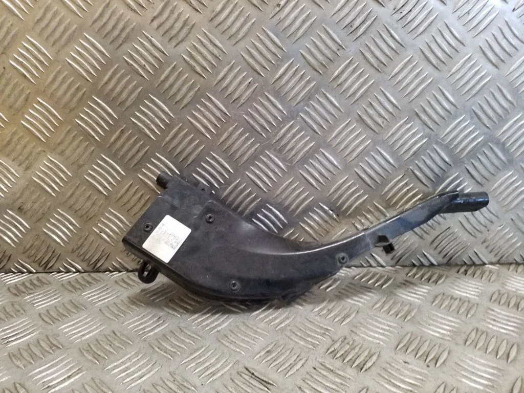Kita variklio skyriaus detalė