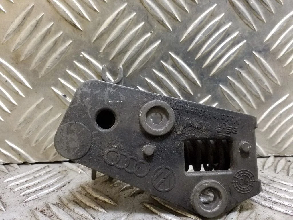 Kita variklio skyriaus detalė