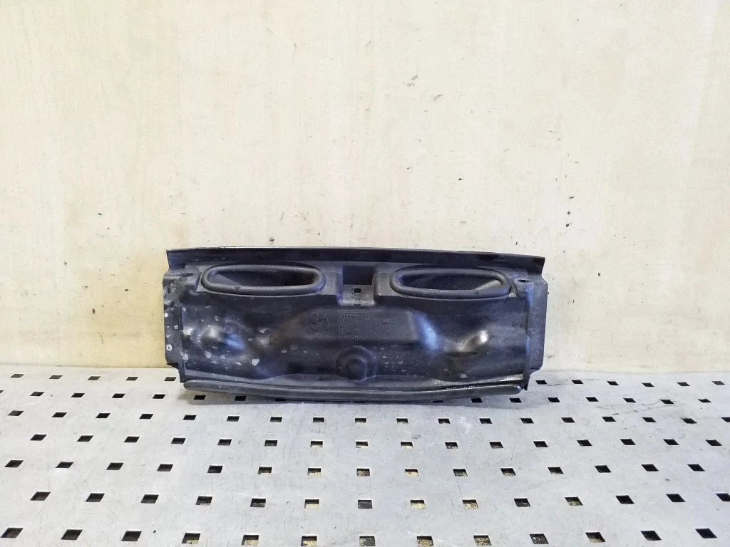 Kita variklio skyriaus detalė
