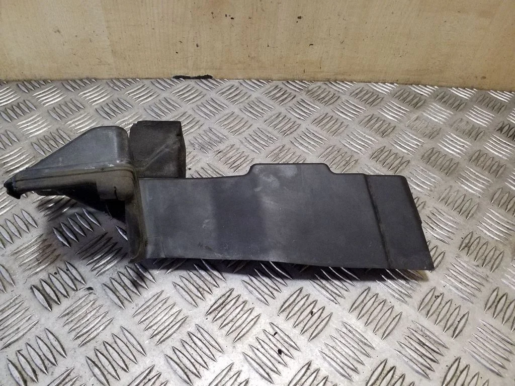 Kita variklio skyriaus detalė