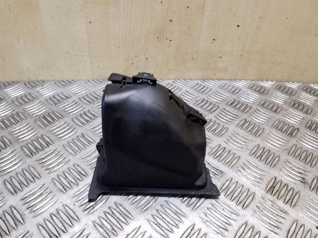 Kita variklio skyriaus detalė