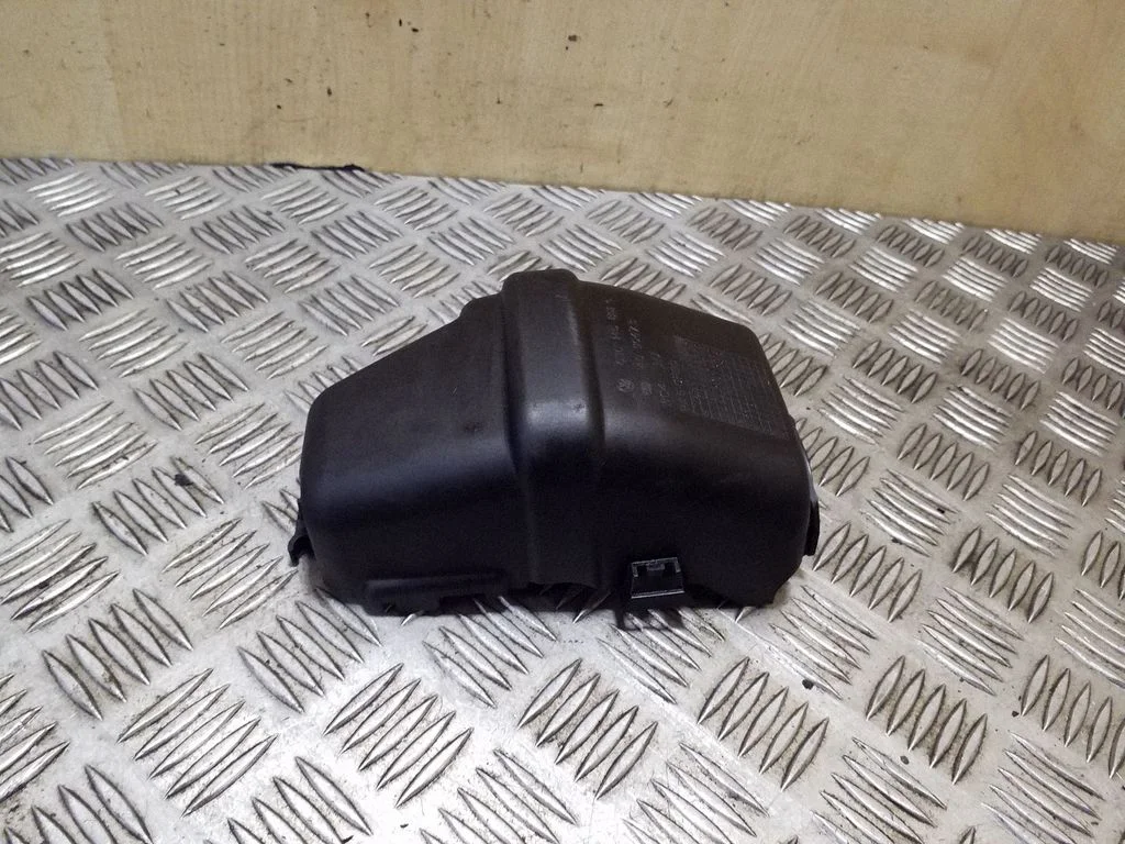 Kita variklio skyriaus detalė