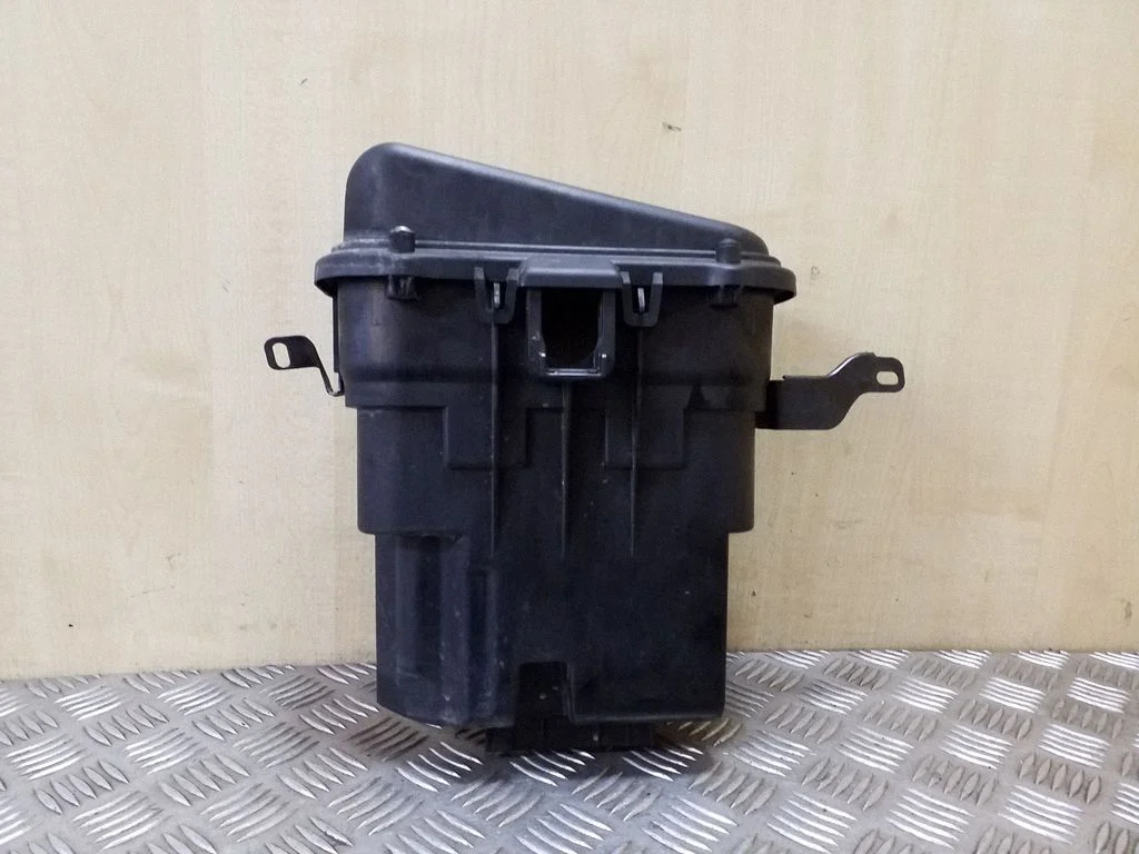 Kita variklio skyriaus detalė