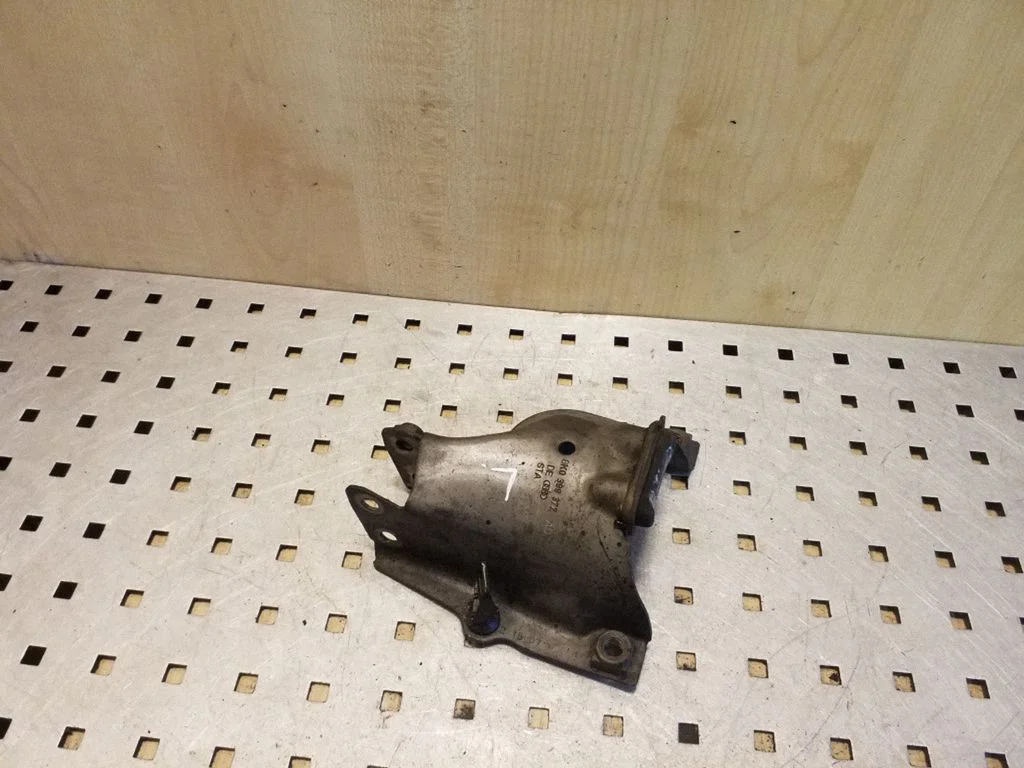 Kita variklio skyriaus detalė