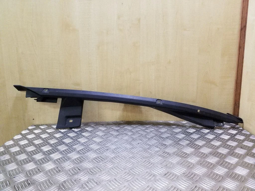 Kita variklio skyriaus detalė