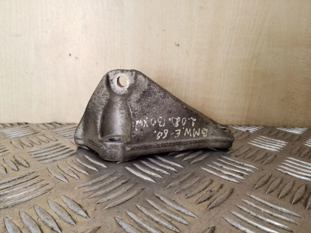 Kita variklio skyriaus detalė