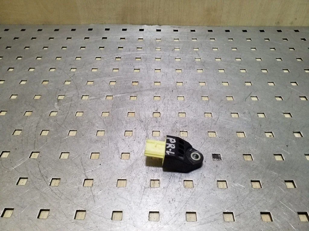 Oro pagalvių smūgio daviklis