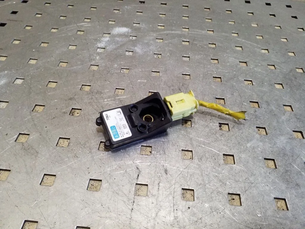 Oro pagalvių smūgio daviklis