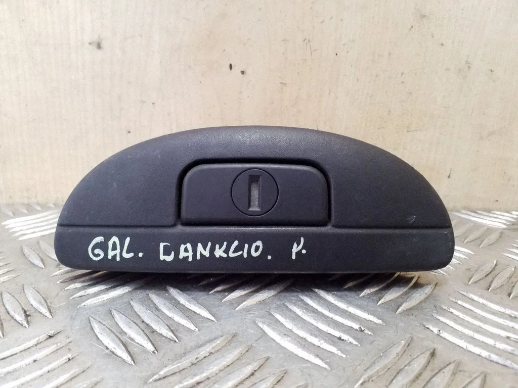 Spynelė galinio dangčio (išorėje)