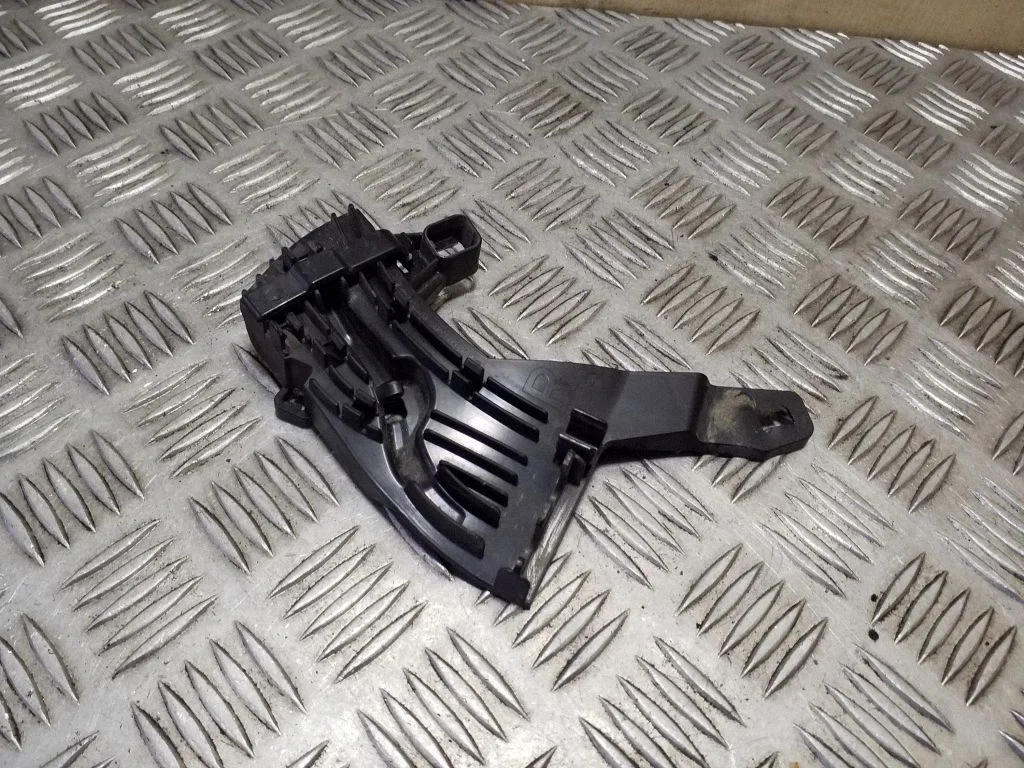 Kita galinės važiuoklės detalė