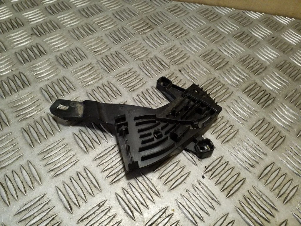 Kita galinės važiuoklės detalė