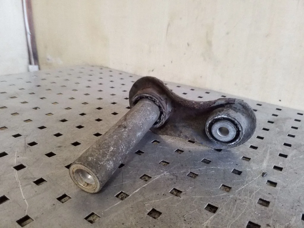 Kita galinės važiuoklės detalė