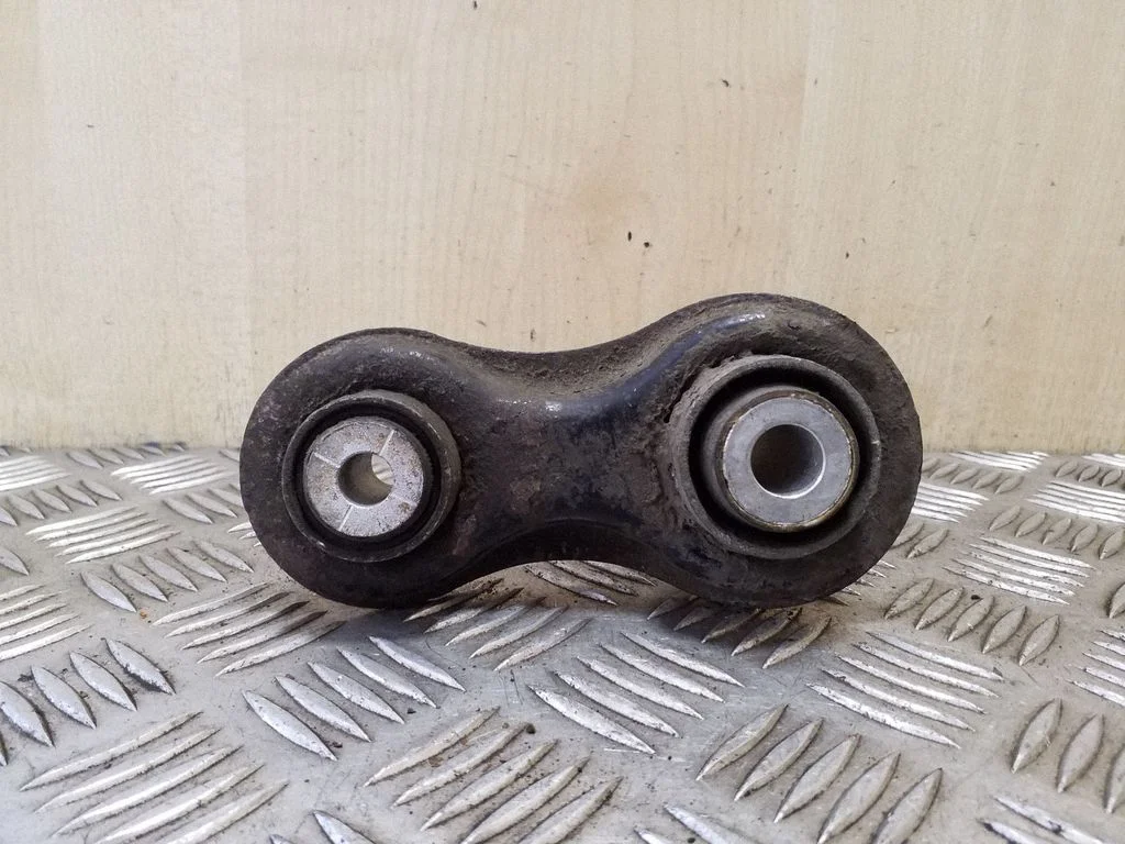 Kita galinės važiuoklės detalė