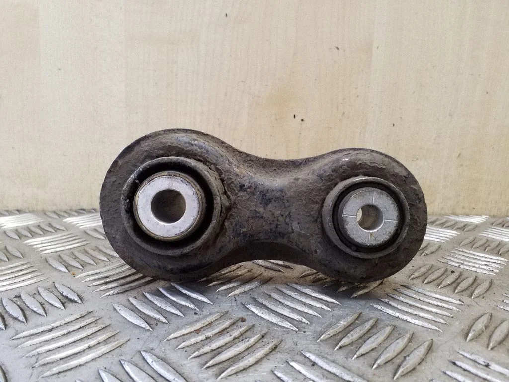Kita galinės važiuoklės detalė