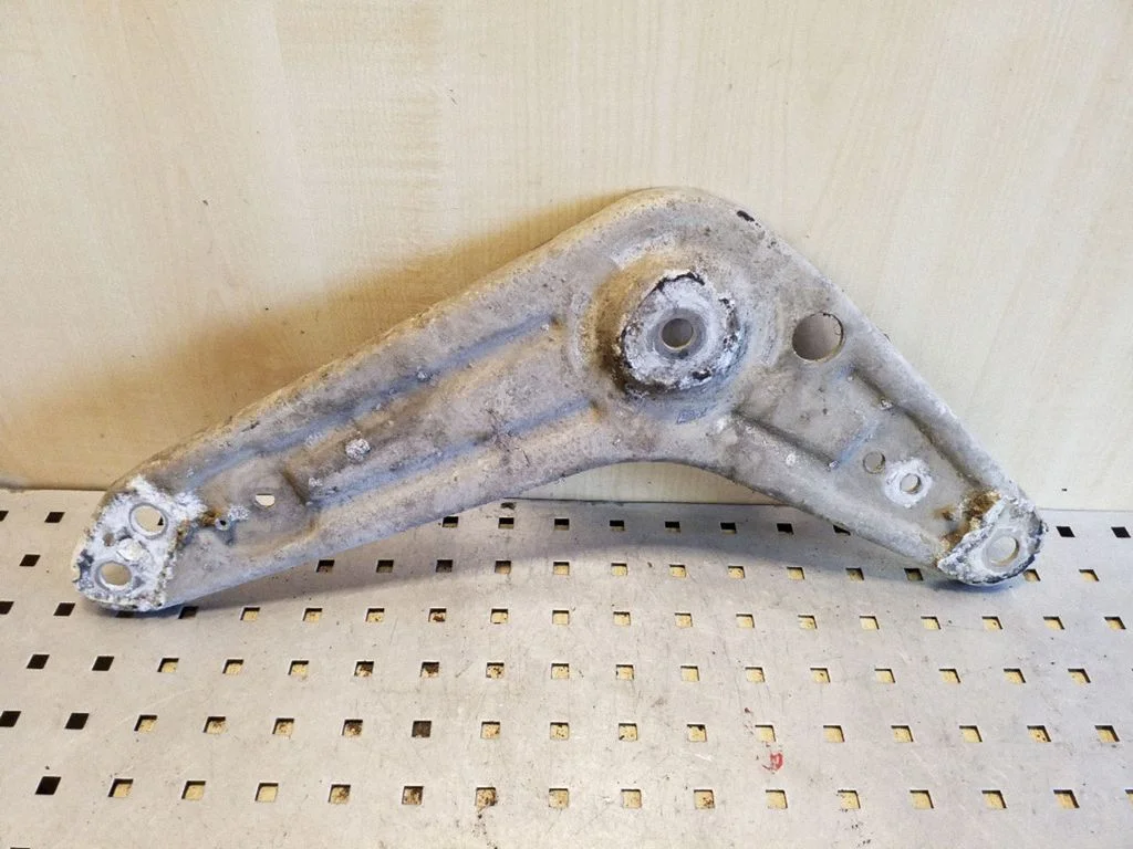 Kita galinės važiuoklės detalė