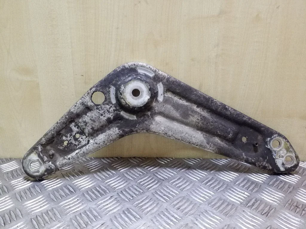 Kita galinės važiuoklės detalė