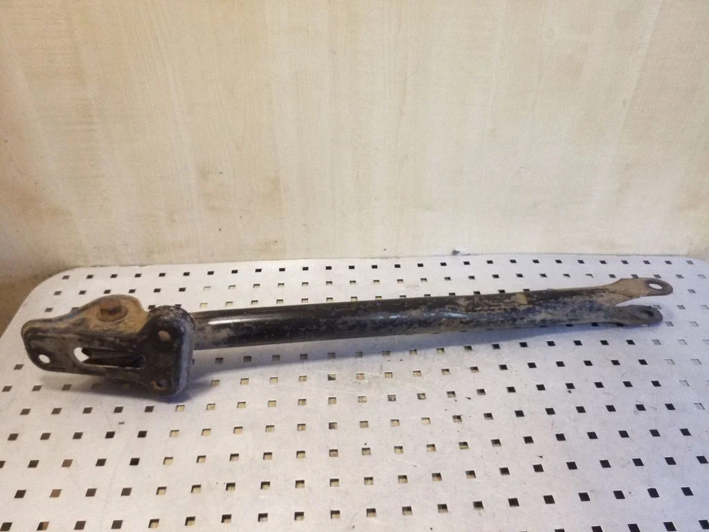Kita galinės važiuoklės detalė