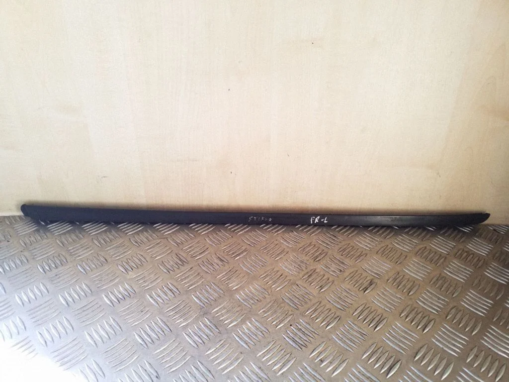 Priekinio stiklo apdaila