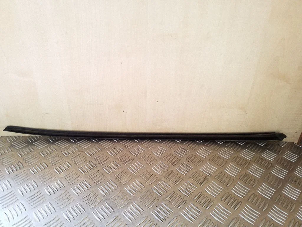 Priekinio stiklo apdaila