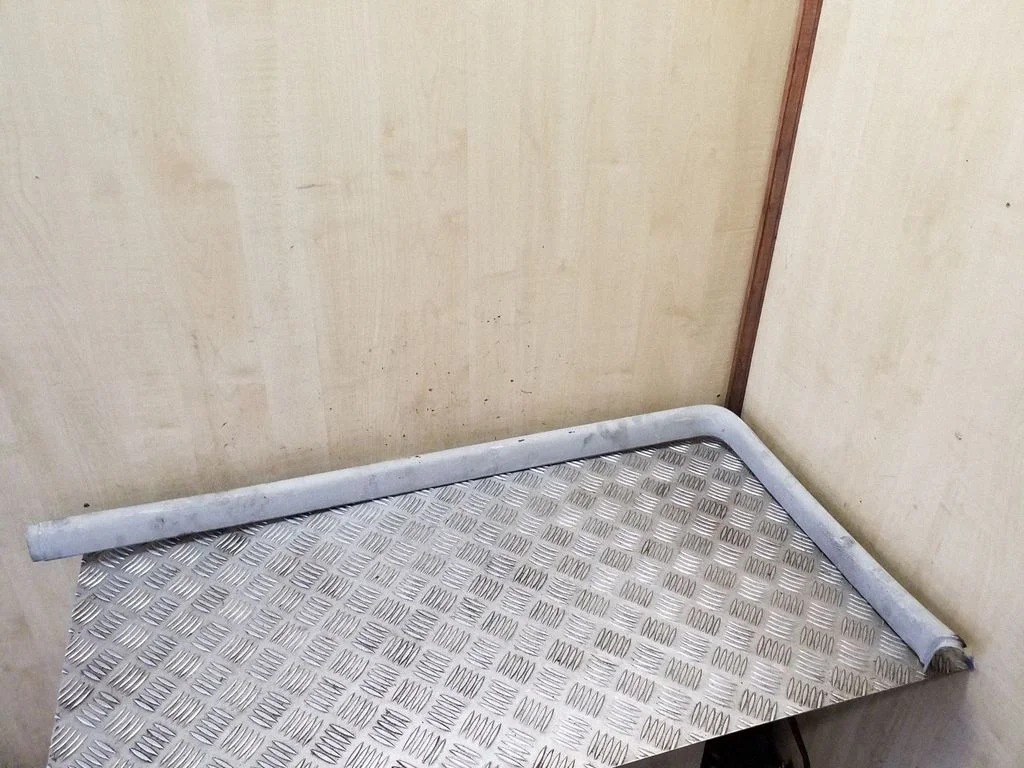 Kita slankiojančių durų apdailos detalė