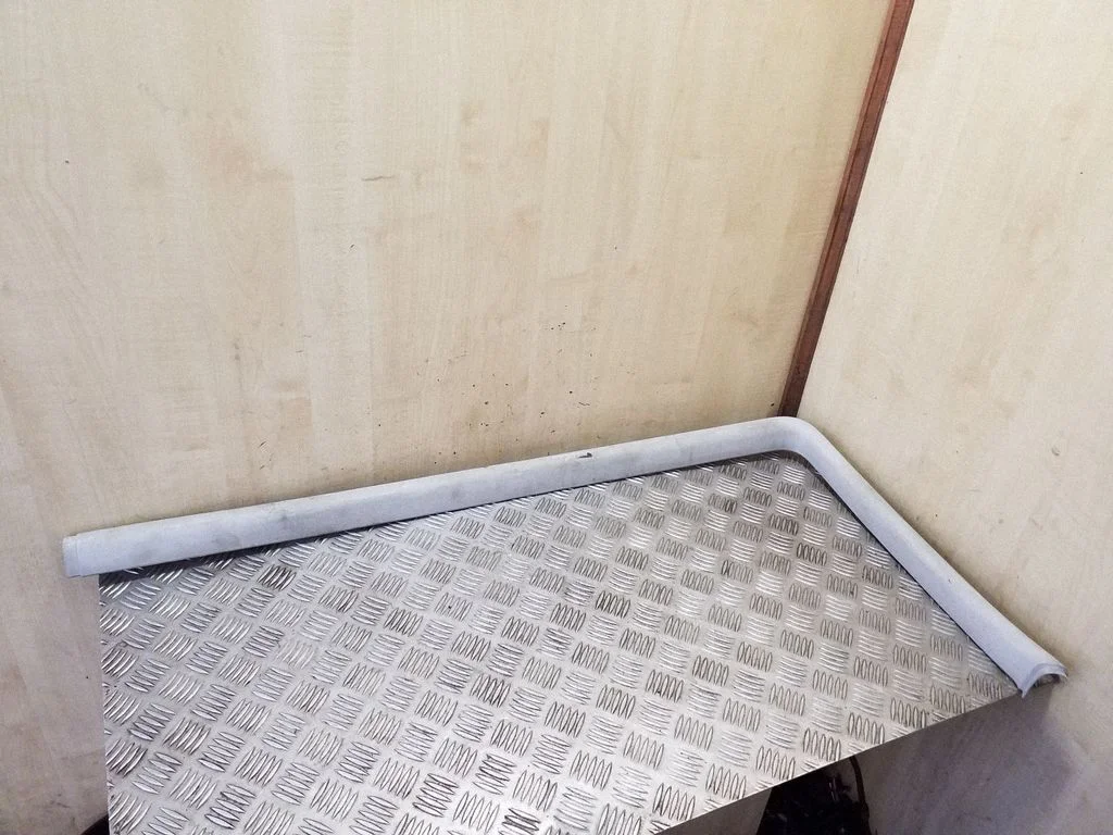 Kita slankiojančių durų apdailos detalė