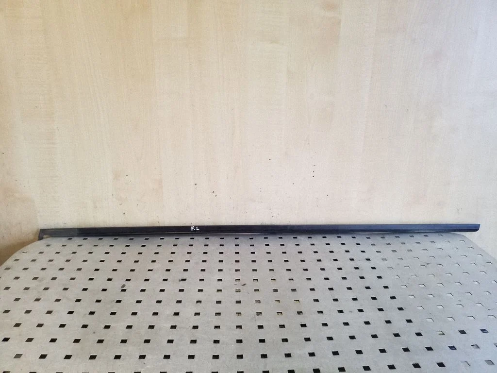 Priekinių durų stiklo apdaila