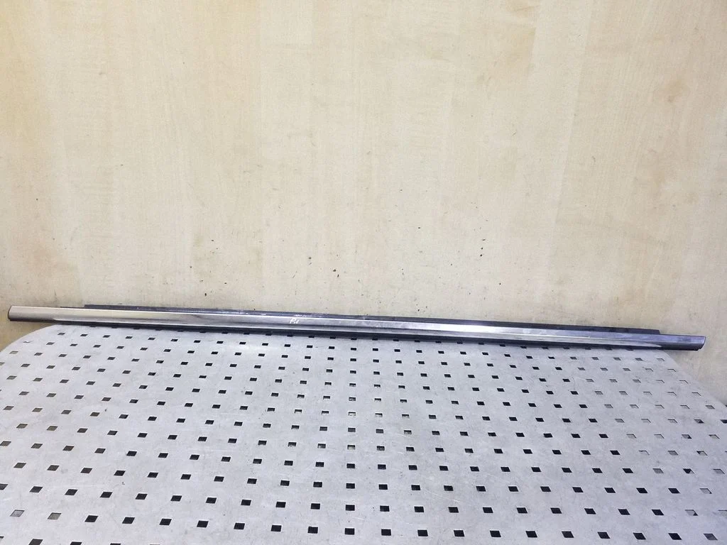 Priekinių durų stiklo apdaila