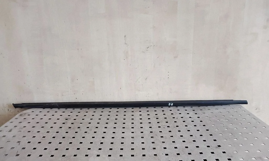 Priekinių durų stiklo apdaila