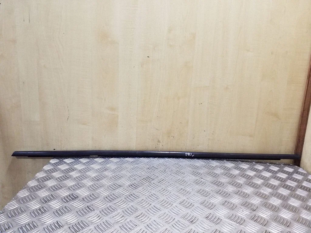Priekinių durų stiklo apdaila