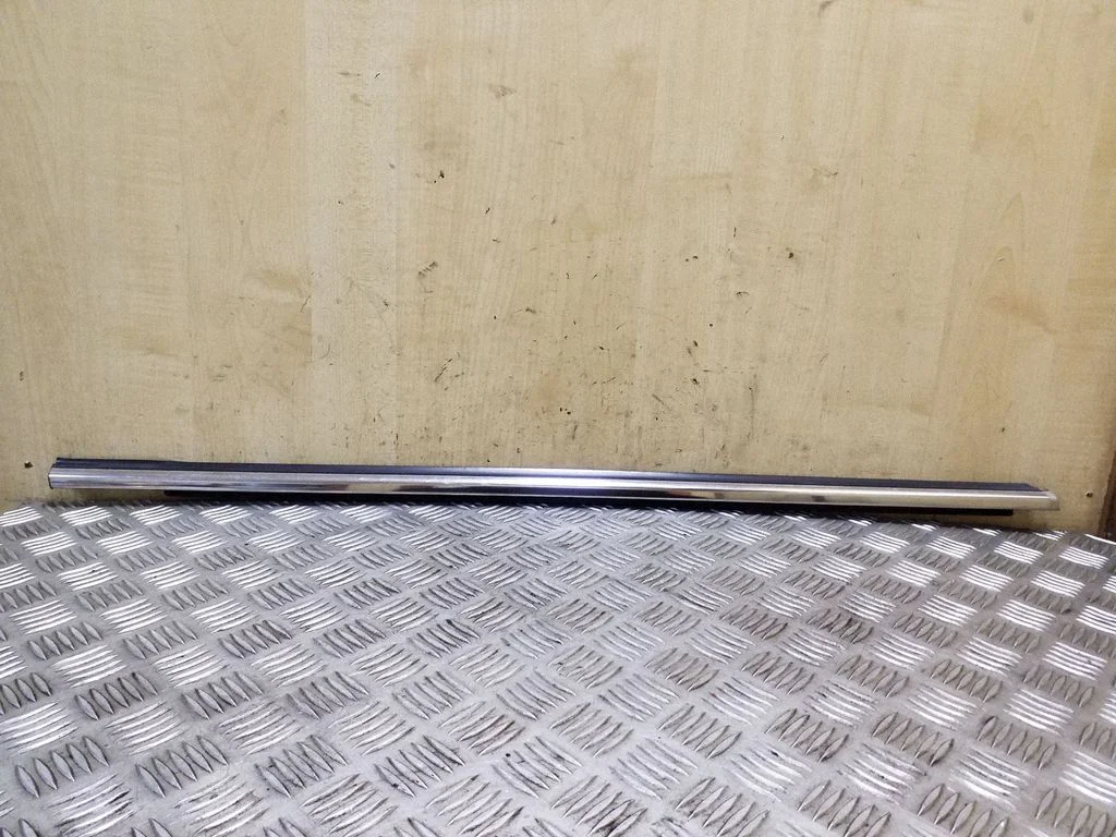 Priekinių durų stiklo apdaila
