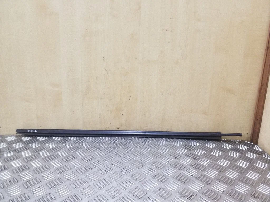 Priekinių durų stiklo apdaila