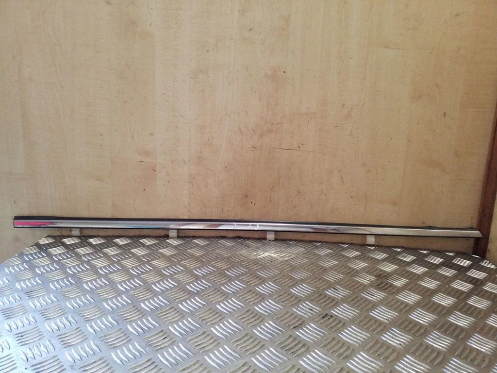 Priekinių durų stiklo apdaila