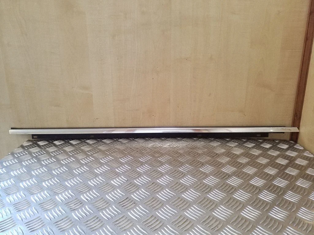 Priekinių durų stiklo apdaila