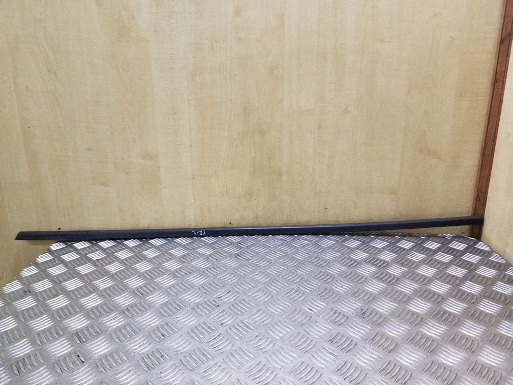 Priekinių durų stiklo apdaila