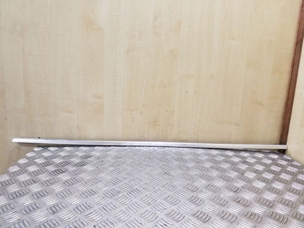 Priekinių durų stiklo apdaila