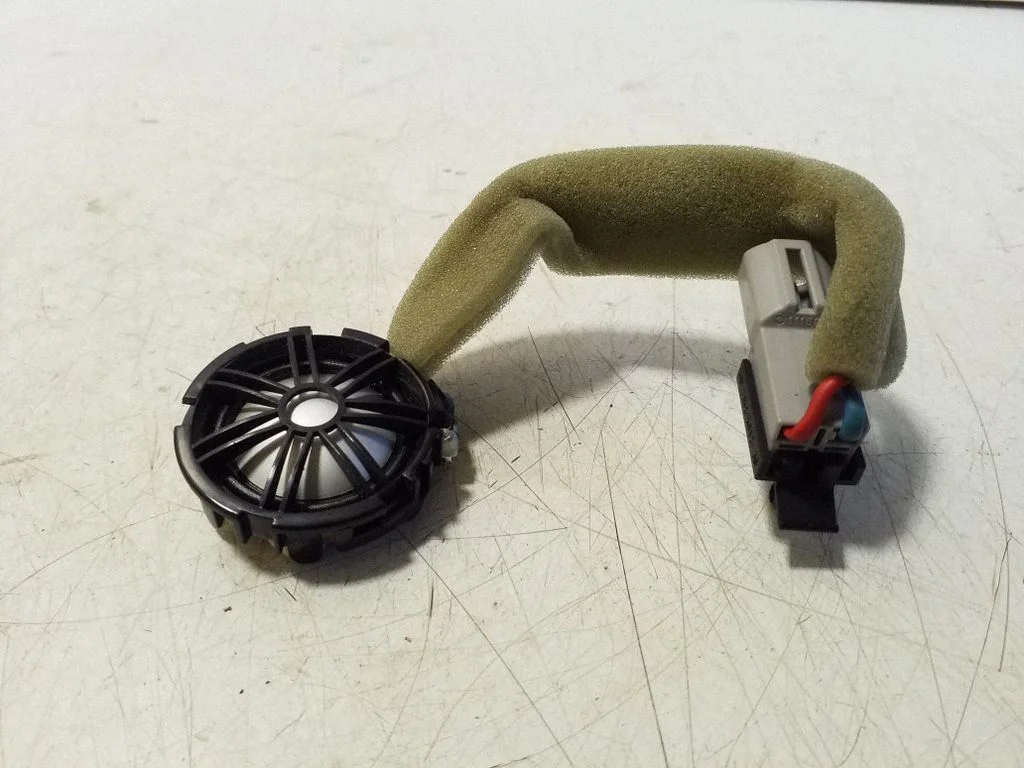 Aukšto dažnio garsiakalbis galinėse duryse