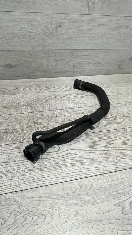 Variklio aušinimo vamzdelis (-ai)/ žarna (-os)