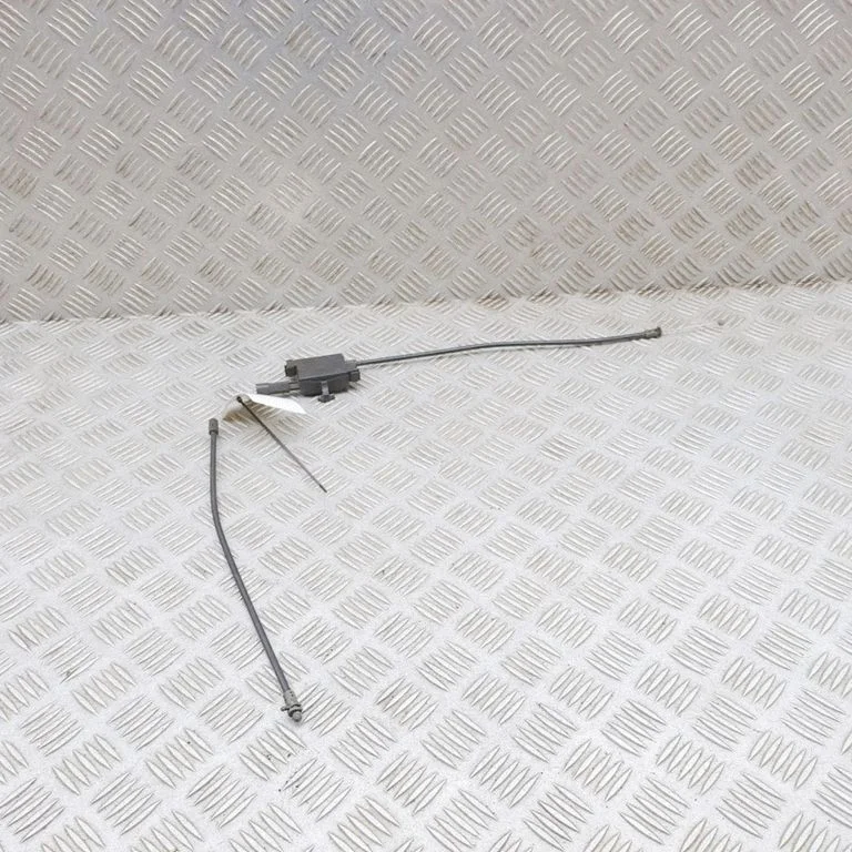 Troselis variklio dangčio spynos