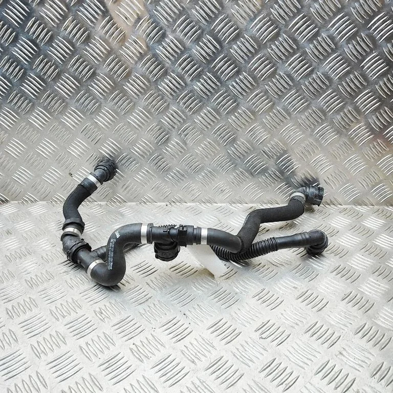 Variklio aušinimo vamzdelis (-ai)/ žarna (-os)