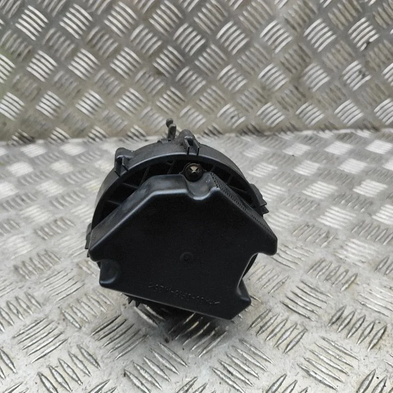Kita variklio skyriaus detalė