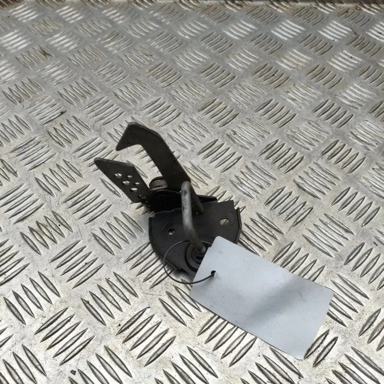 Kilpa variklio dangčio spynos