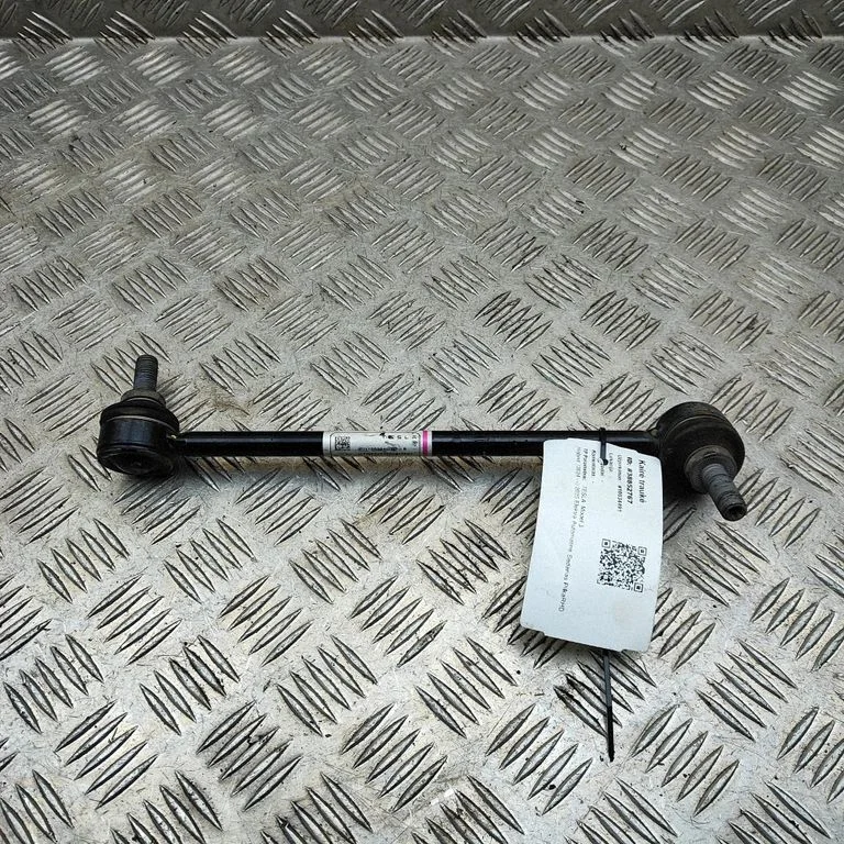 Priekinė stabilizatoriaus traukė