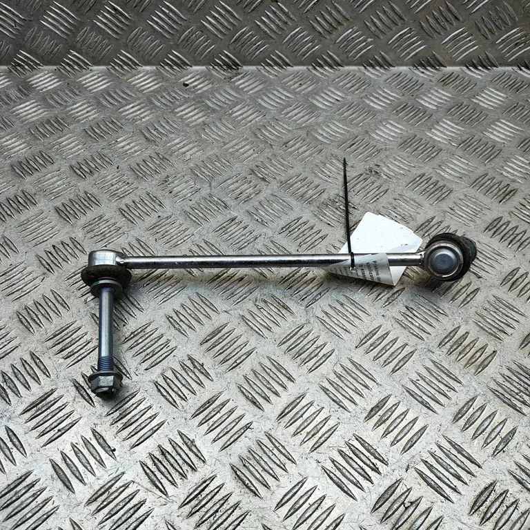 Priekinė stabilizatoriaus traukė