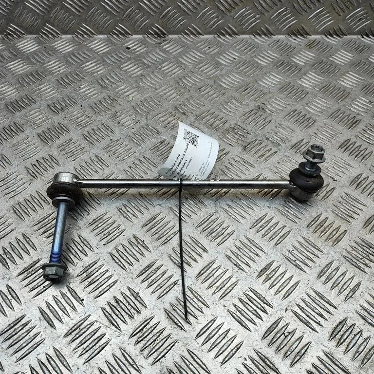 Priekinė stabilizatoriaus traukė