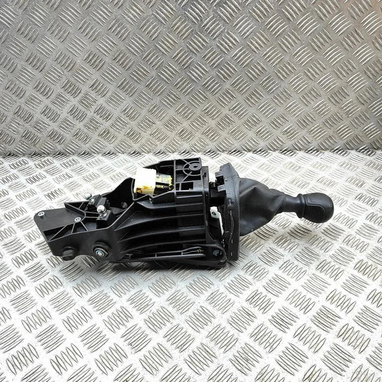 Pavarų perjungimo mechanizmas (kulisa)
