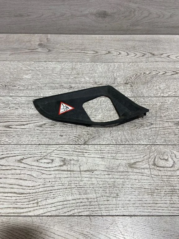 Apdaila variklio dangčio spynos