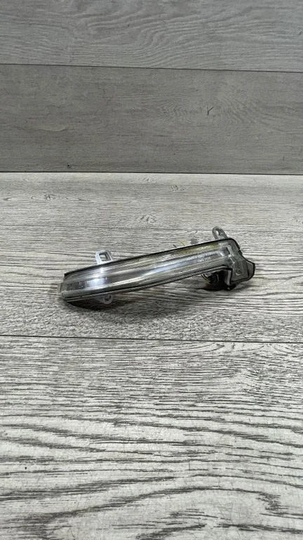 Posūkio žibintas veidrodėlyje